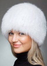Біла шапка (63 фото): з чим носити, з білою курткою, червоно-білі моделі, з коричневим, з аранами, синьо-біла шапка, пухнаста і з квіткою, з кос