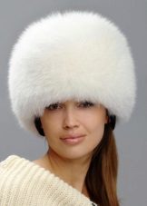 Біла шапка (63 фото): з чим носити, з білою курткою, червоно-білі моделі, з коричневим, з аранами, синьо-біла шапка, пухнаста і з квіткою, з кос