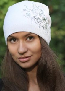 Біла шапка (63 фото): з чим носити, з білою курткою, червоно-білі моделі, з коричневим, з аранами, синьо-біла шапка, пухнаста і з квіткою, з кос
