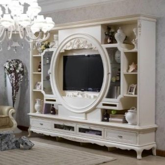 Біла стінка у вітальню (56 фото): глянцеві і матові стінки, модульні і прості стінки в сучасному і класичному стилі в інтер’єрі залу