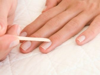 Білий манікюр з золотом (53 фото): дизайн нігтів з смужками і блискітками