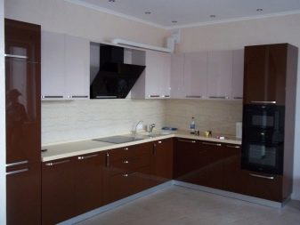 Біло-коричнева кухня (58 фото): особливості кухонного гарнітура в біло-коричневих тонах в інтер’єрі кухні, варіанти дизайну