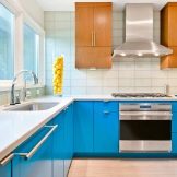 Біло-синя кухня (64 фото): особливості вибору кухонного гарнітура в білому-синьому кольорі для дизайну інтер’єру кухні, акценти на стінах в аналогічних тонах