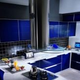 Біло-синя кухня (64 фото): особливості вибору кухонного гарнітура в білому-синьому кольорі для дизайну інтер’єру кухні, акценти на стінах в аналогічних тонах