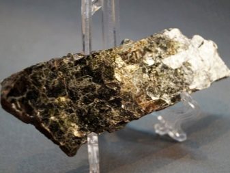 Біотит: класифікація, колір і структура мінералу, походження і спайність слюди, особливі властивості і тонкощі застосування буттям
