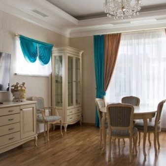 Бірюзові штори в інтер’єрі вітальні (55 фото): поєднання штор кольору бірюзи з темним, світлим і бежевим інтер’єром, гарні приклади дизайну