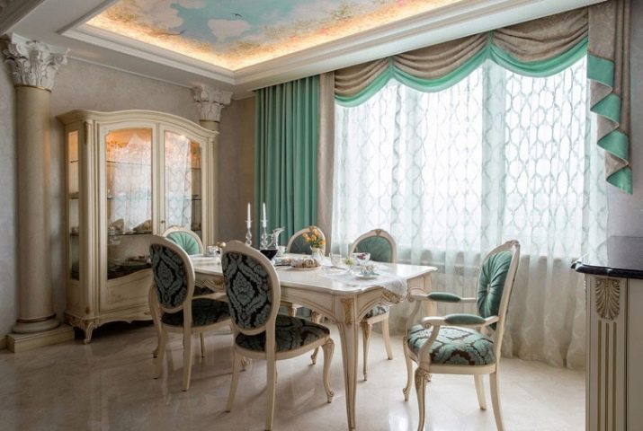 Бірюзові штори в інтер’єрі вітальні (55 фото): поєднання штор кольору бірюзи з темним, світлим і бежевим інтер’єром, гарні приклади дизайну