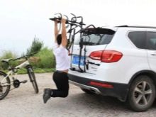 Багажник для велосипеда на задні двері автомобіля: особливості велобагажников для машини, плюси і мінуси велокріплення. Як вибрати кріплення для перевезення велосипеда ззаду авто?