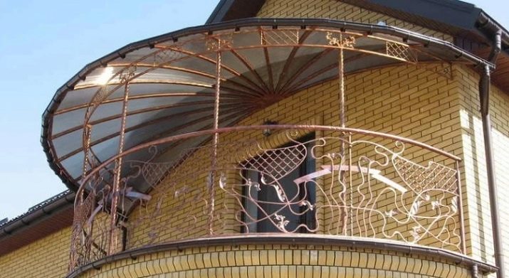 Балкон в приватному будинку (84 фото): дизайн і зовнішній вигляд, перила та інші варіанти огорож для відкритих балконів, пристрій дерев’яних балконів над терасою і під дахом