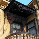 Балкон в приватному будинку (84 фото): дизайн і зовнішній вигляд, перила та інші варіанти огорож для відкритих балконів, пристрій дерев’яних балконів над терасою і під дахом