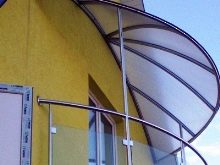 Балкон в приватному будинку (84 фото): дизайн і зовнішній вигляд, перила та інші варіанти огорож для відкритих балконів, пристрій дерев’яних балконів над терасою і під дахом