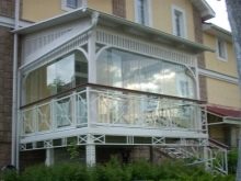 Балкон в приватному будинку (84 фото): дизайн і зовнішній вигляд, перила та інші варіанти огорож для відкритих балконів, пристрій дерев’яних балконів над терасою і під дахом