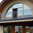 Балкон в приватному будинку (84 фото): дизайн і зовнішній вигляд, перила та інші варіанти огорож для відкритих балконів, пристрій дерев’яних балконів над терасою і під дахом