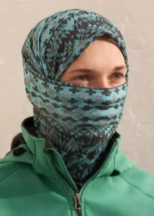 Бандана на обличчя (72 фото): шарф на голову, жіноча футбольна на шию хустку, маска, як зробити бандану своїми руками