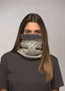 Бандана на обличчя (72 фото): шарф на голову, жіноча футбольна на шию хустку, маска, як зробити бандану своїми руками
