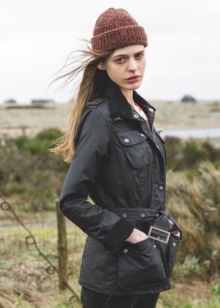 Barbour (71 фото): куртка, кепка, футболки, сорочки і легкий одяг, жіночі шарфи, сумки, в’язані рукавички і годинник