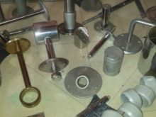 Барна стійка для кухні своїми руками (32 фото): як зробити барний стіл з дерева і гіпсокартону? Установка стільниці і опори для труби