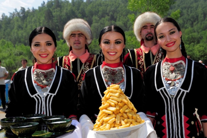 Башкирська національний костюм (64 фото): опис жіночого весільного та повсякденного вбрання, моделі для дівчинки