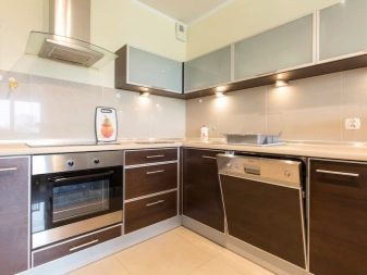 Бежева кухня (116 фото): глянцева і матова кухні в бежевих тонах в дизайні інтер’єру, поєднуємо з гарнітуром шпалери та меблі бежевого кольору