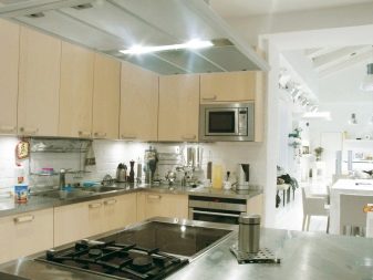 Бежева кухня (116 фото): глянцева і матова кухні в бежевих тонах в дизайні інтер’єру, поєднуємо з гарнітуром шпалери та меблі бежевого кольору