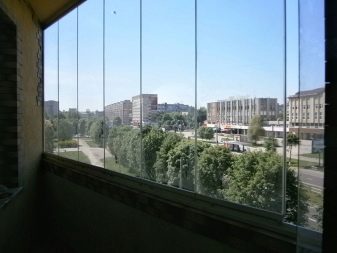 Безрамне скління балконів (32 фото): плюси і мінуси скління балконів без рам. Особливості технології