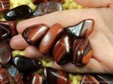 Бичачий очей (27 фото): лікувальні і магічні властивості каменю, його значення для людини. Кому підходить бичачий очей? Кольори і способи застосування в промисловості