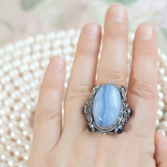 Блакитний агат (33 фото): магічні та інші властивості сапфирина, значення каменю. Кому він підходить?