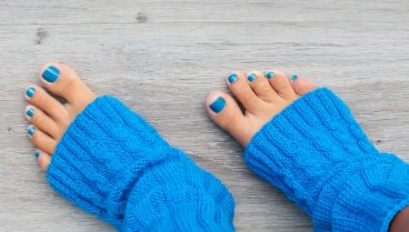 Блакитний педикюр (52 фото): дизайн з лаком в ніжному біло-блакитному кольорі зі стразами