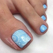 Блакитний педикюр (52 фото): дизайн з лаком в ніжному біло-блакитному кольорі зі стразами