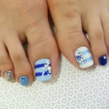 Блакитний педикюр (52 фото): дизайн з лаком в ніжному біло-блакитному кольорі зі стразами