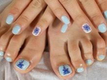 Блакитний педикюр (52 фото): дизайн з лаком в ніжному біло-блакитному кольорі зі стразами