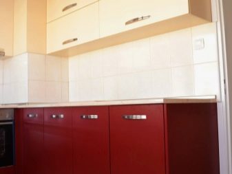 Бордові кухні (84 фото): вибір кухонного гарнітура кольору бордо в інтер’єр, поєднання гарнітура в бордових тонах з білими і бежевими відтінками