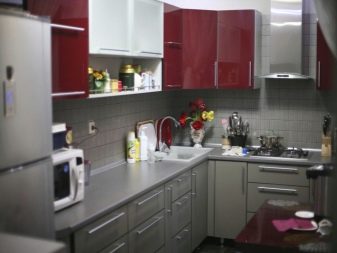 Бордові кухні (84 фото): вибір кухонного гарнітура кольору бордо в інтер’єр, поєднання гарнітура в бордових тонах з білими і бежевими відтінками