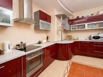 Бордові кухні (84 фото): вибір кухонного гарнітура кольору бордо в інтер’єр, поєднання гарнітура в бордових тонах з білими і бежевими відтінками