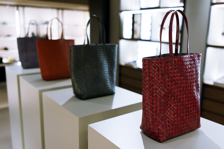 Bottega Veneta (75 фото): сумки і клатчі, парфум, жіночі окуляри і взуття, відгуки про якість