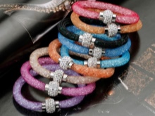 Браслет Swarovski (66 фото): модель зоряний пил, нова колекція з кристалами і камінням, жорсткий зі стразами і підвісками