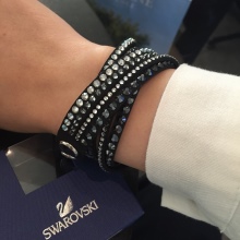 Браслет Swarovski (66 фото): модель зоряний пил, нова колекція з кристалами і камінням, жорсткий зі стразами і підвісками