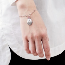 Браслет Swarovski (66 фото): модель зоряний пил, нова колекція з кристалами і камінням, жорсткий зі стразами і підвісками