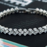 Браслет Swarovski (66 фото): модель зоряний пил, нова колекція з кристалами і камінням, жорсткий зі стразами і підвісками