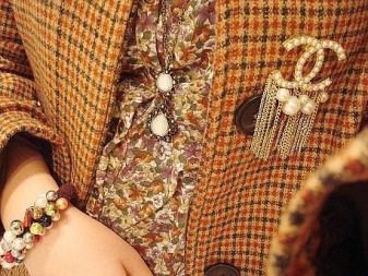Брошка Chanel (53 фото): як відрізнити оригінал від підробки, камелія літак, брошки в стилі Коко Шанель із бісеру