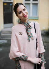 Брошка Chanel (53 фото): як відрізнити оригінал від підробки, камелія літак, брошки в стилі Коко Шанель із бісеру