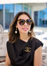 Брошка Chanel (53 фото): як відрізнити оригінал від підробки, камелія літак, брошки в стилі Коко Шанель із бісеру