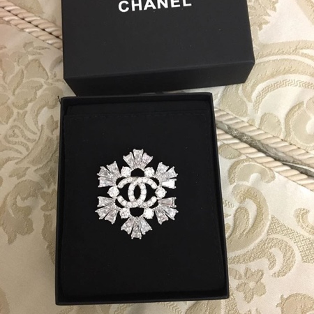 Брошка Chanel (53 фото): як відрізнити оригінал від підробки, камелія літак, брошки в стилі Коко Шанель із бісеру