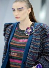 Брошка Chanel (53 фото): як відрізнити оригінал від підробки, камелія літак, брошки в стилі Коко Шанель із бісеру