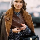 Брошка Chanel (53 фото): як відрізнити оригінал від підробки, камелія літак, брошки в стилі Коко Шанель із бісеру