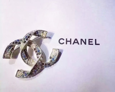 Брошка Chanel (53 фото): як відрізнити оригінал від підробки, камелія літак, брошки в стилі Коко Шанель із бісеру