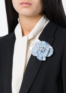 Брошка Chanel (53 фото): як відрізнити оригінал від підробки, камелія літак, брошки в стилі Коко Шанель із бісеру