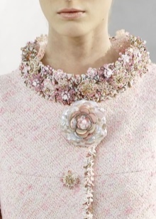 Брошка Chanel (53 фото): як відрізнити оригінал від підробки, камелія літак, брошки в стилі Коко Шанель із бісеру