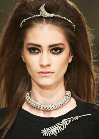 Брошка Chanel (53 фото): як відрізнити оригінал від підробки, камелія літак, брошки в стилі Коко Шанель із бісеру