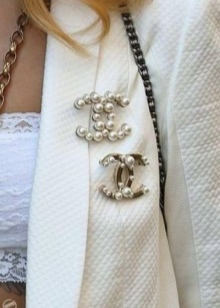 Брошка Chanel (53 фото): як відрізнити оригінал від підробки, камелія літак, брошки в стилі Коко Шанель із бісеру